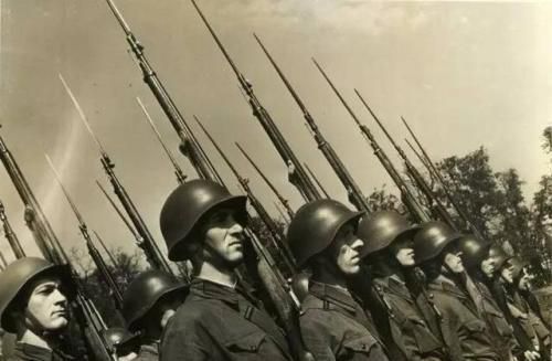 二战的苏军士兵为什么不佩戴备用子弹袋？这里告诉你原因