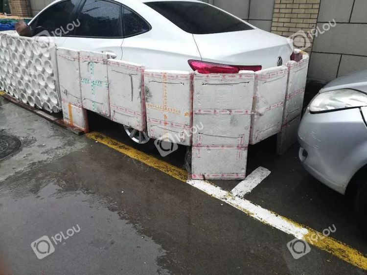 整辆车被白色泡沫板包裹得严严实实，杭州一车主行为亮了！网友：这么爱车的，还是头一次见！
