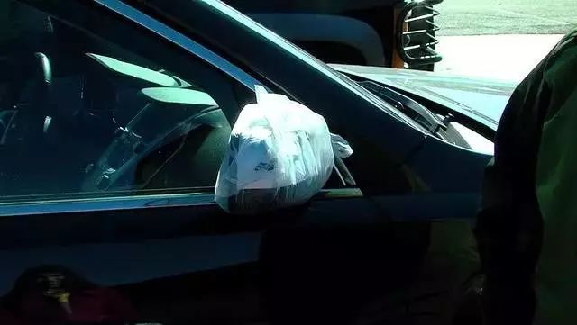 整辆车被白色泡沫板包裹得严严实实，杭州一车主行为亮了！网友：这么爱车的，还是头一次见！