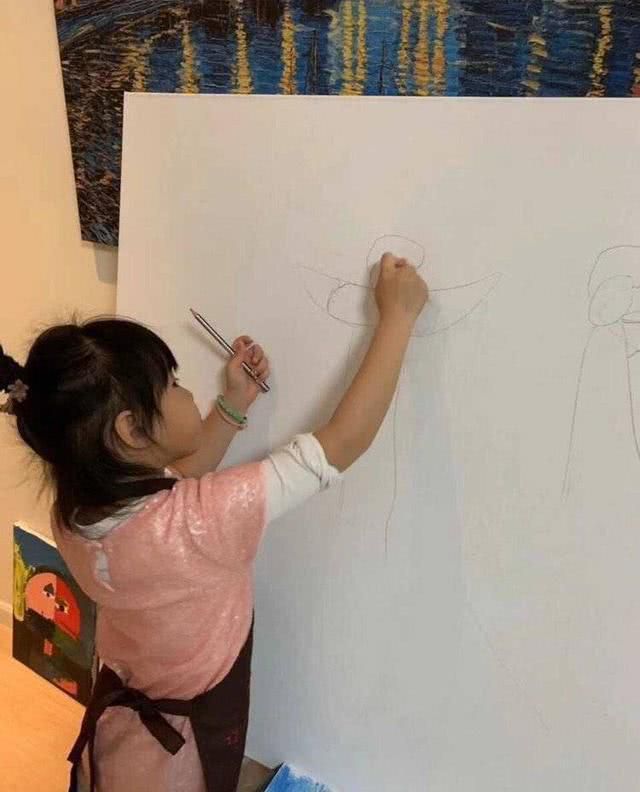 黄奕女儿和同学一起画画，笑容灿烂，不像是被妈妈为难的小女孩儿