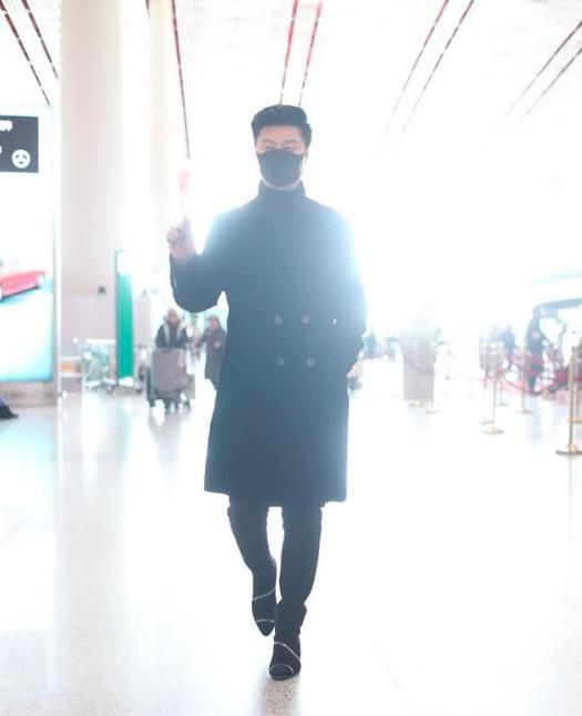范冰冰68岁父亲现身机场像超模，网友直呼比李晨还帅
