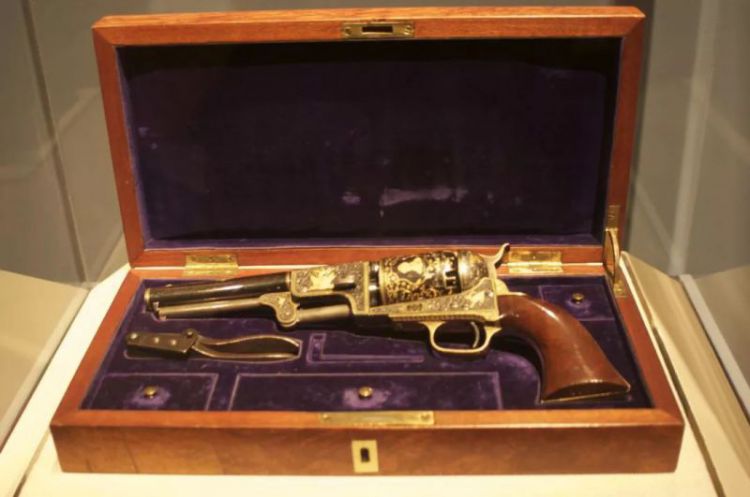 历史上的今天——1836年2月25日，美国发明家柯尔特获得一个转轮手枪的