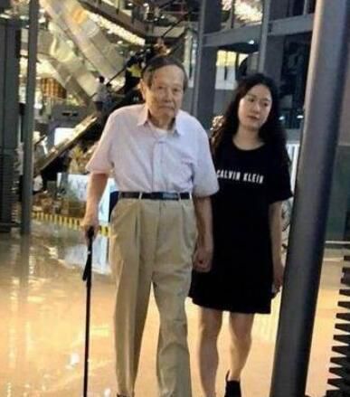 43岁翁帆与97岁杨振宁近照曝光，网友：越来越年轻了