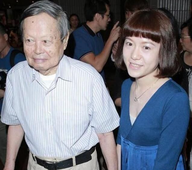 43岁翁帆与97岁杨振宁近照曝光，网友：越来越年轻了