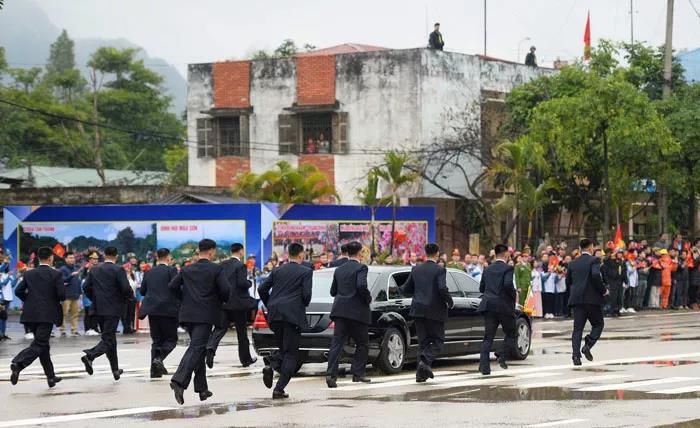 金正恩到了！越南军警荷枪实弹，全球媒体长枪短炮