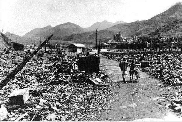 二战末期，美国封锁下的日本是什么样子？穷得连飞机都只能用竹子