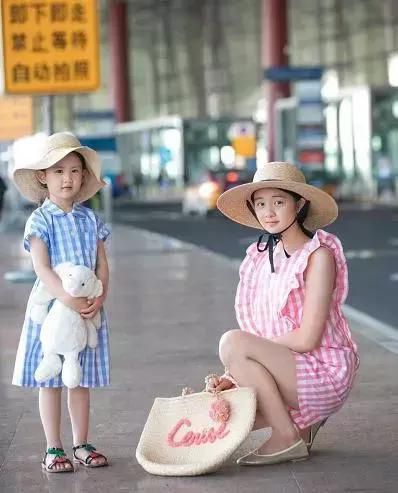 黄磊小女儿被多多化妆成灰姑娘继母，妹妹表情夸张很可爱