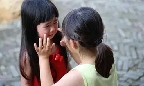 黄磊小女儿被多多化妆成灰姑娘继母，妹妹表情夸张很可爱