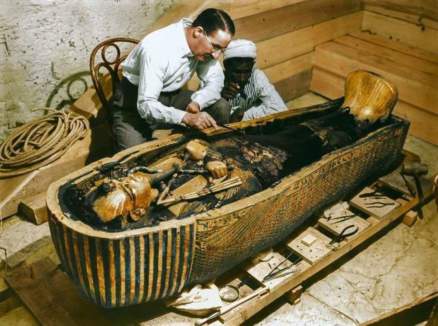 进入埃及法老陵墓的人都受到诅咒早亡，只有他活到65岁
