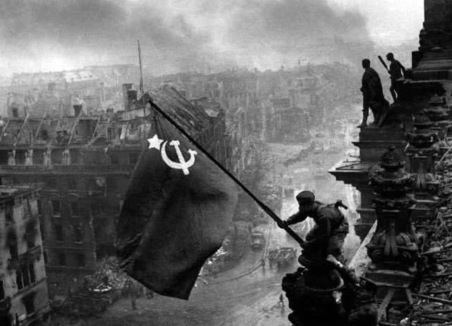 苏联士兵第一次进入德国时，对看到的东西又嫉妒又愤怒