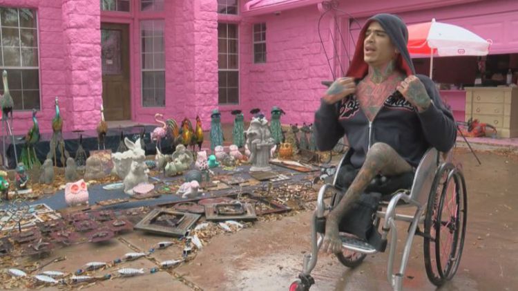 这男人是个粉色控，胸有粉色文身，房子刷成粉色，可邻居都吓坏了