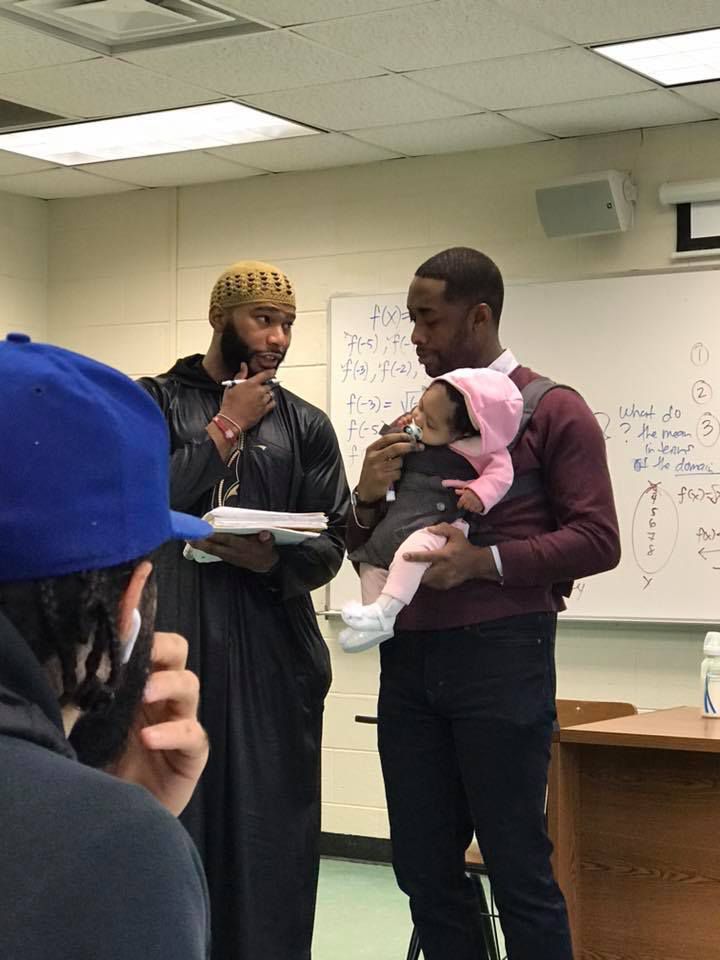 大学生带着宝宝一起上课，暖心教授不但没责备还帮他照看孩子