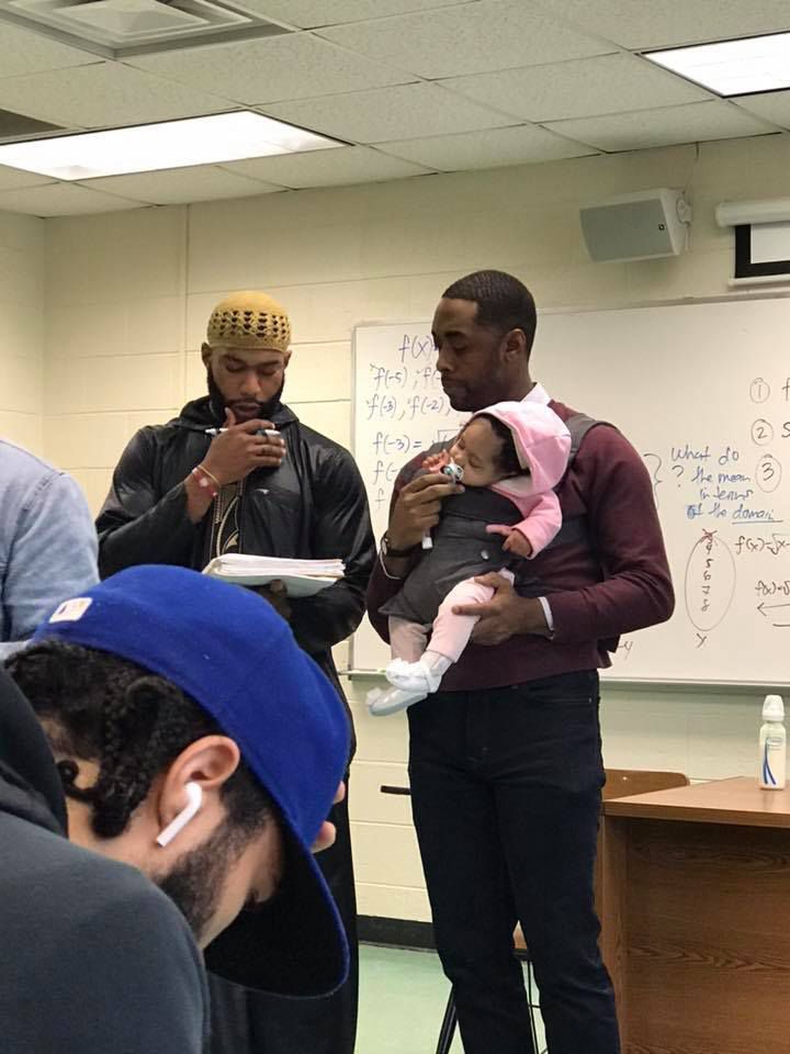 大学生带着宝宝一起上课，暖心教授不但没责备还帮他照看孩子