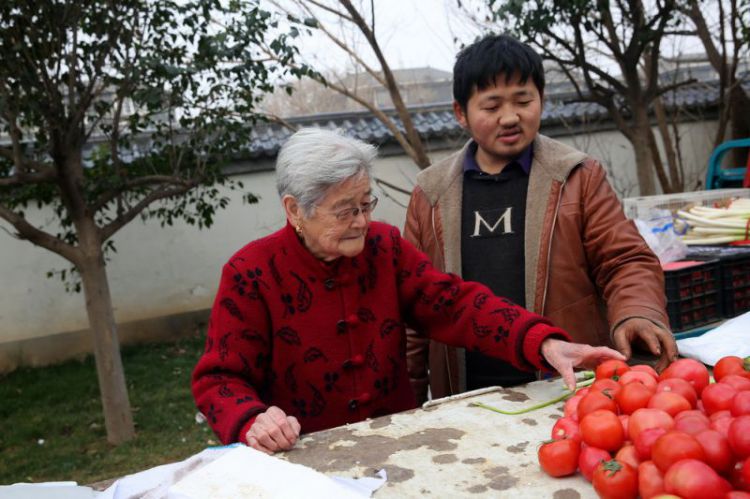 西安：83岁奶奶每天到早市义务帮小伙卖菜