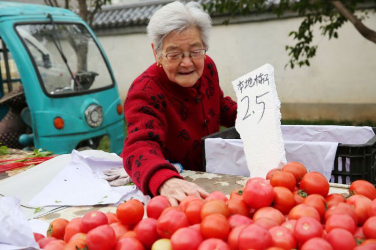 西安：83岁奶奶每天到早市义务帮小伙卖菜