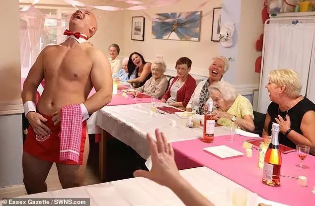 英国老奶奶100岁生日，拉来了两个半裸猛男一起愉快度过了...