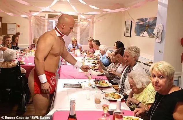 英国老奶奶100岁生日，拉来了两个半裸猛男一起愉快度过了...