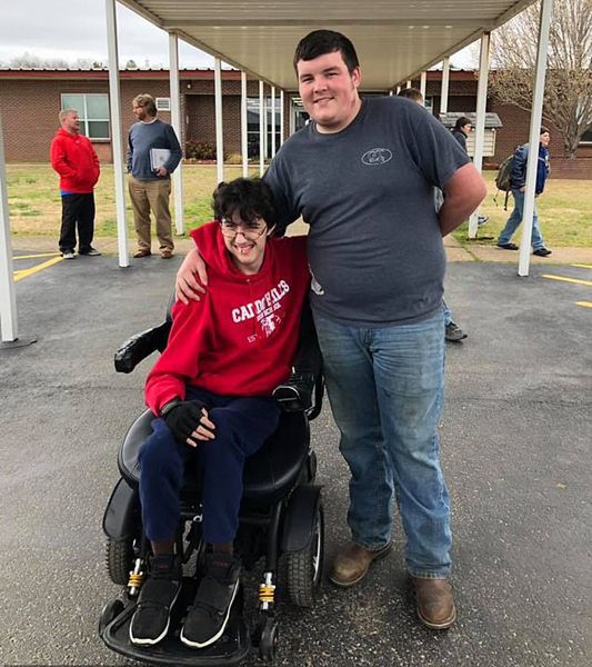 美国高中生为送朋友电动轮椅花两年打工攒钱