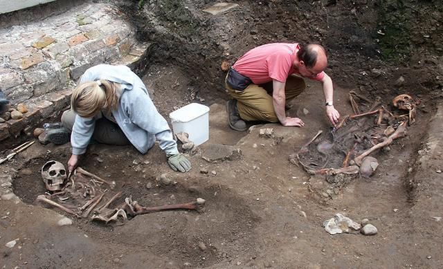 伦敦墓地出土两具古代骸骨，考证猜测是罗马时期的我国奴隶