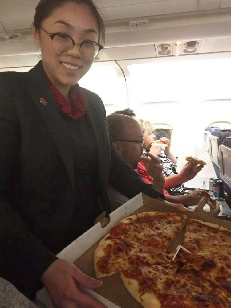 乘客滞留停机坪8小时，机长自掏腰包请大家吃披萨消消气！