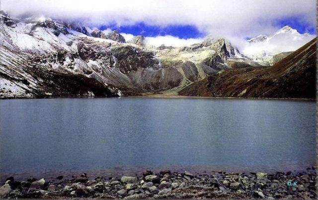 喜马拉雅山惊现神秘湖泊，湖泊里发现的东西，没人能解释