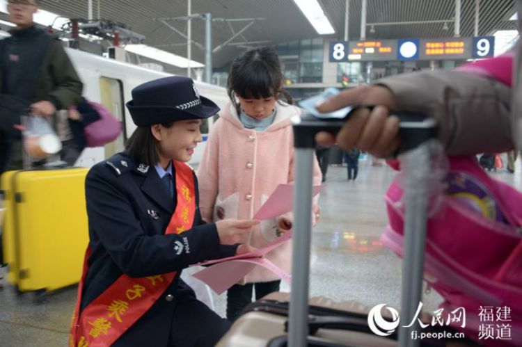 组图：福港高铁上的靓丽女子乘警队