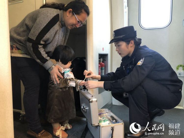 组图：福港高铁上的靓丽女子乘警队