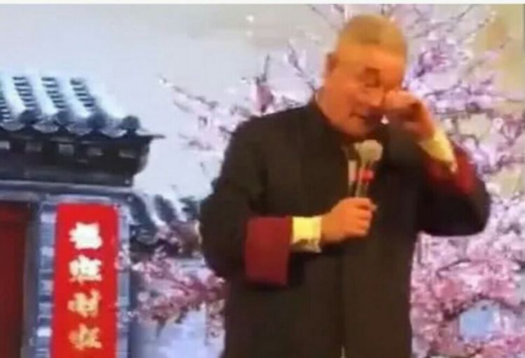 62岁赵本山舞台上抹眼泪，他头发花白身形消瘦！