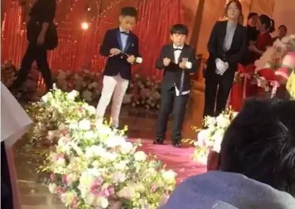 蔡国庆邹市明带儿子参加婚礼，庆庆轩轩穿西装手拿玫瑰像个小大人