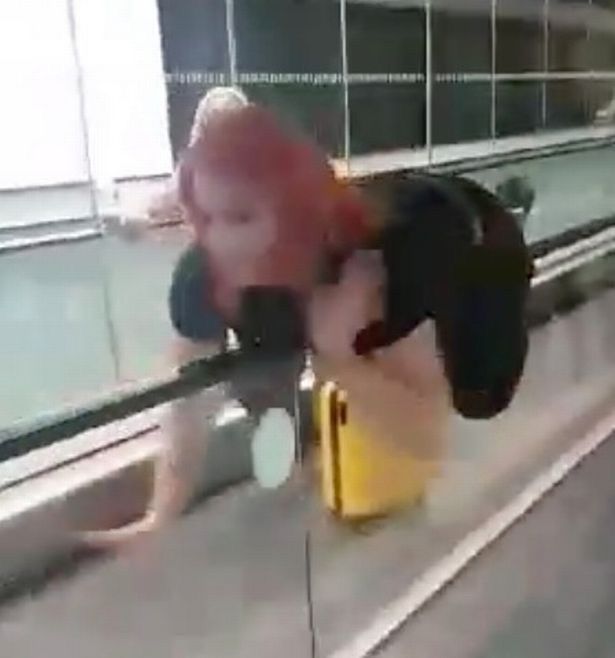 女乘客“扶梯冲浪”动作意外走红，机场方严肃警告这很危险