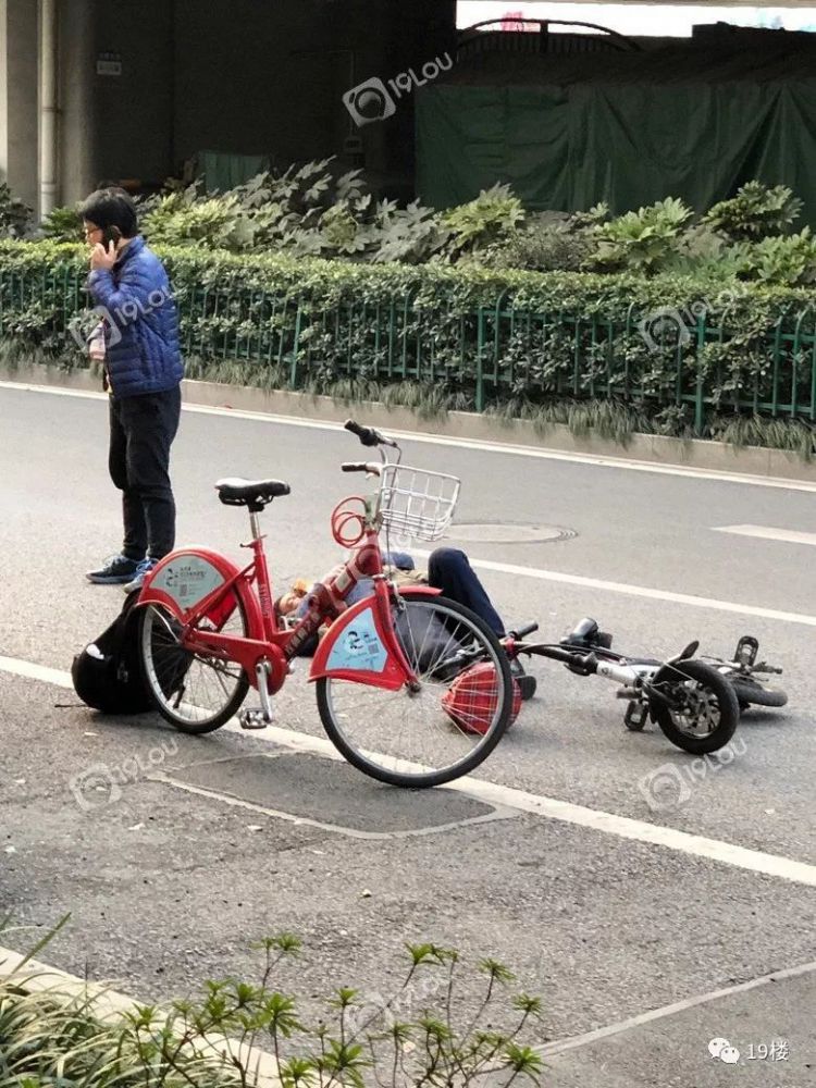 又是右转的工程车！杭州一男子骑小红车过斑马线时被碾压，生命垂危