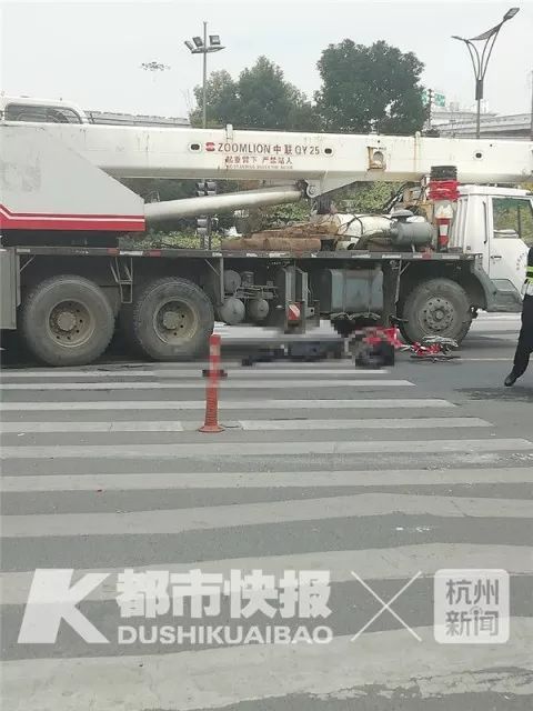 又是右转的工程车！杭州一男子骑小红车过斑马线时被碾压，生命垂危