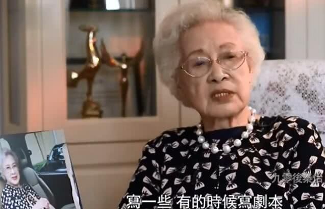 97岁秦怡真心令人佩服，为了照顾家人生活还要兼职写稿赚钱