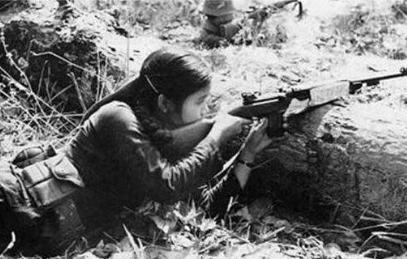 越军女俘用无耻招数杀害哨兵激怒张万年，他下令：全部抓回来枪毙