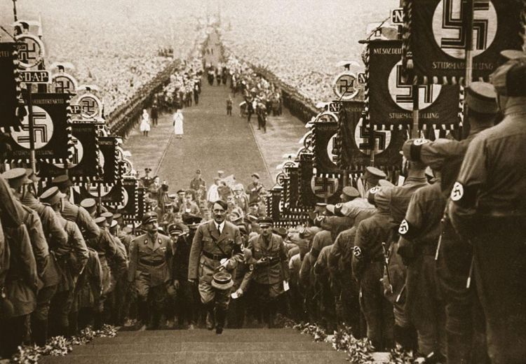 希特勒为何始终惧怕美国，日本受谁挑唆才敢偷袭珍珠港的美军