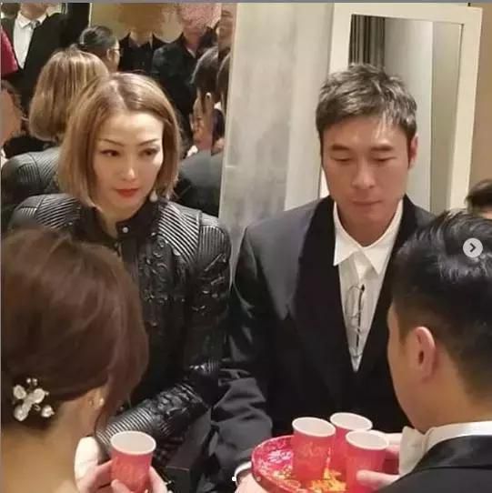 郑秀文、许志安参加婚礼被敬茶表情紧张自言人生第一次