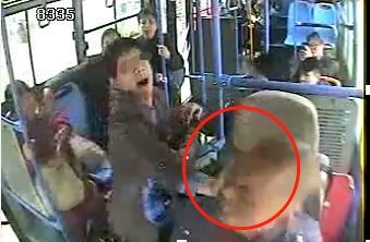 浙江男乘客与公交司机从互怼到动手，公交车险些撞到婴儿车……视频曝光！