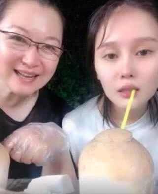 赵本山54岁妻子状态佳，与女儿同框似姐妹，戴眼镜神似宋丹丹