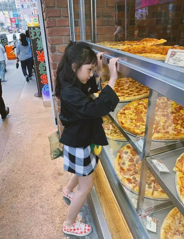演过赵丽颖孙俪小时候的她，10岁出落得像少女，看见披萨走不动路