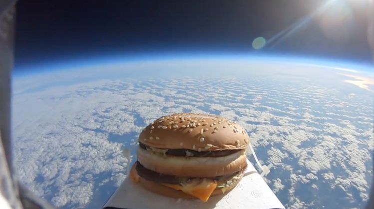 从太空掉下来的汉堡味道如何？做这实验的人咬了一口说“好硬”