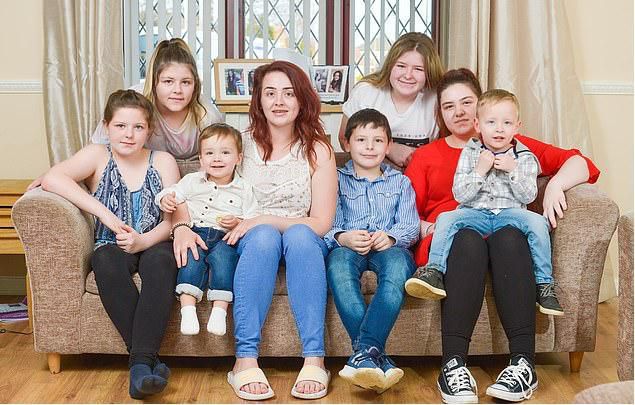 母亲突然离世，这个23岁英国女子一夜之间成了7个孩子的妈