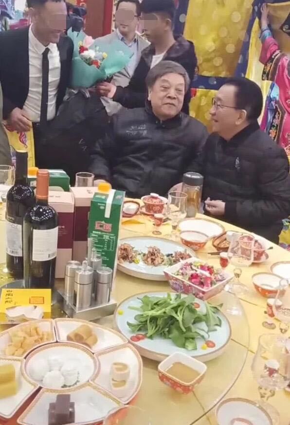 77岁赵忠祥和72岁侯耀华现身饭局，挽手热聊精神大好