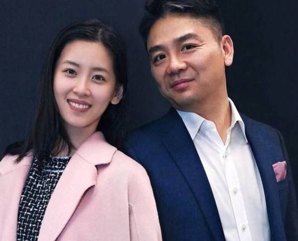 章泽天卸任刘强东旗下公司董事，获赞独立自强新女性！