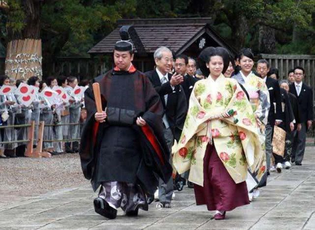 日本天皇平常的生活是怎样的，也像中国皇帝一样，权力无边吗