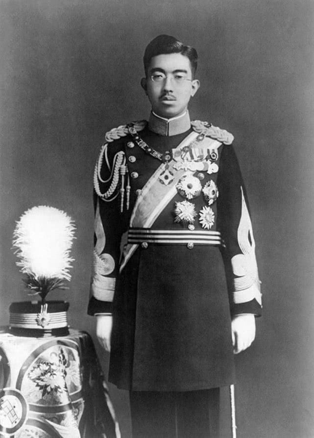 日本天皇平常的生活是怎样的，也像中国皇帝一样，权力无边吗