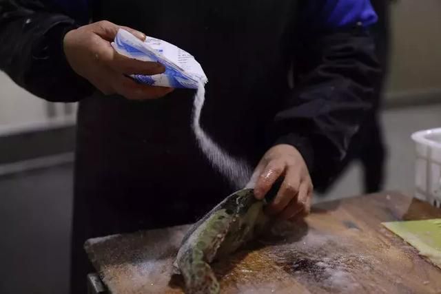 学艺三年只做臭鳜鱼，他是如何将传统手艺做到年销过亿元？