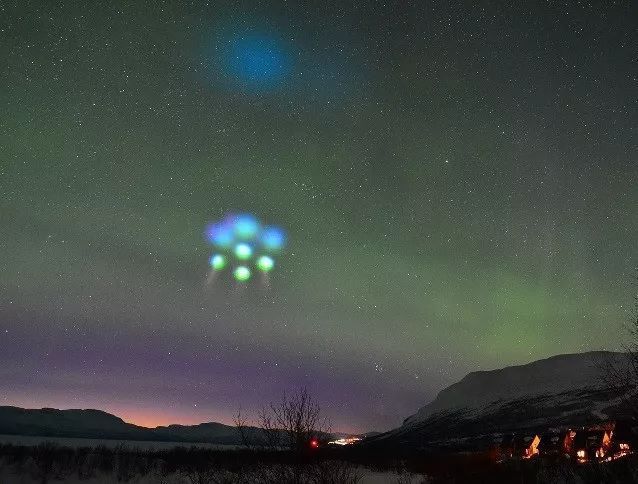 多个蓝绿色光圈上演瑞典夜空，是不明飞行物吗？这时科学家发言了