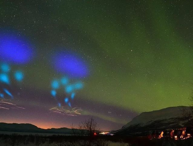 多个蓝绿色光圈上演瑞典夜空，是不明飞行物吗？这时科学家发言了