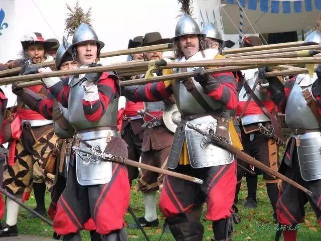古代人打仗铠甲里面还穿什么吗？简述欧洲骑士的武装衣