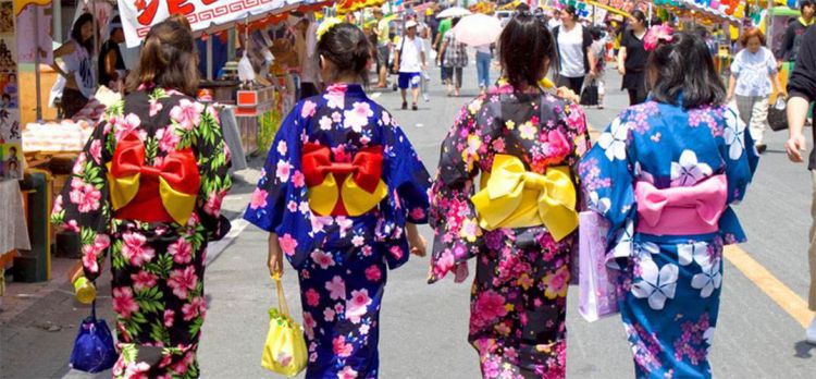 二战时，日本为啥让女人都把和服的袖子剪去？